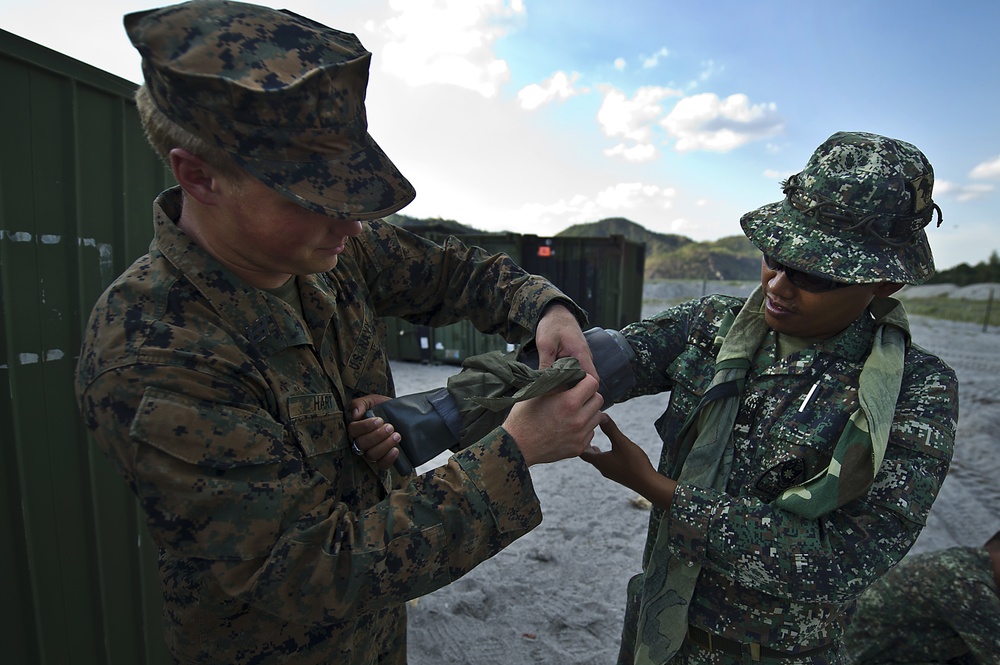 Balikatan 2012 combat lifesaver class for Philippine and U.S. Marine forces