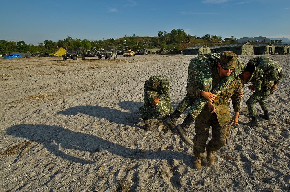 Balikatan 2012 combat lifesaver class for Philippine and U.S. Marine forces