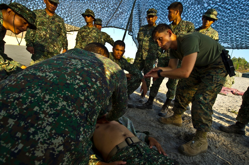 Balikatan 2012 combat lifesaver class for Philippine and U.S. Marine forces