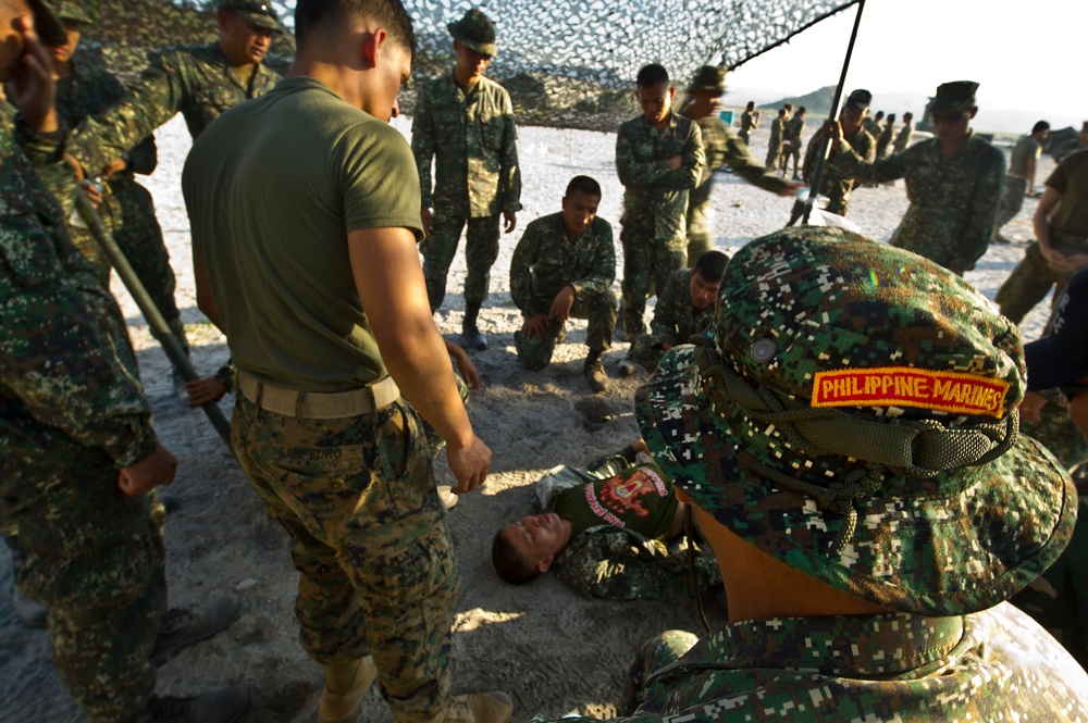 Balikatan 2012 combat lifesaver class for Philippine and U.S. Marine forces