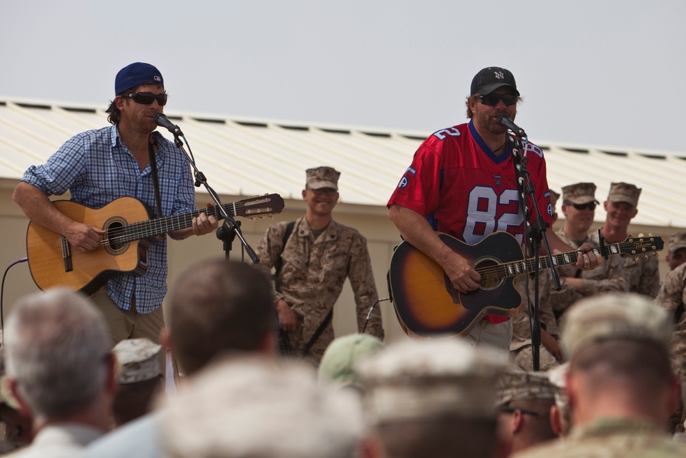 Toby Keith plays for US service members aboard Camp Dwyer