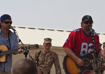 Toby Keith plays for US service members aboard Camp Dwyer