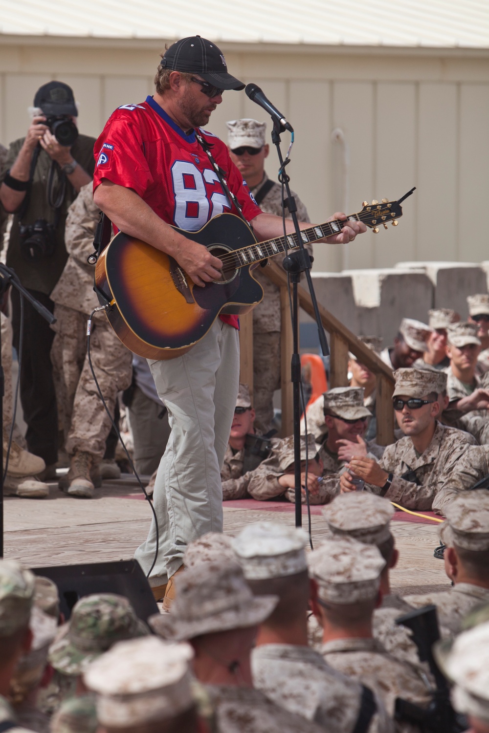 Toby Keith plays for US service members aboard Camp Dwyer