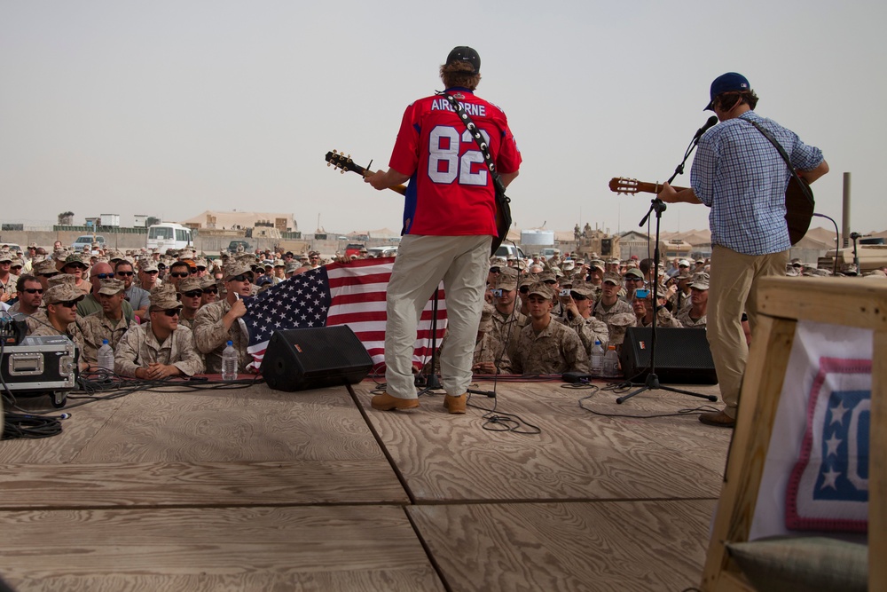 Toby Keith plays for US service members aboard Camp Dwyer