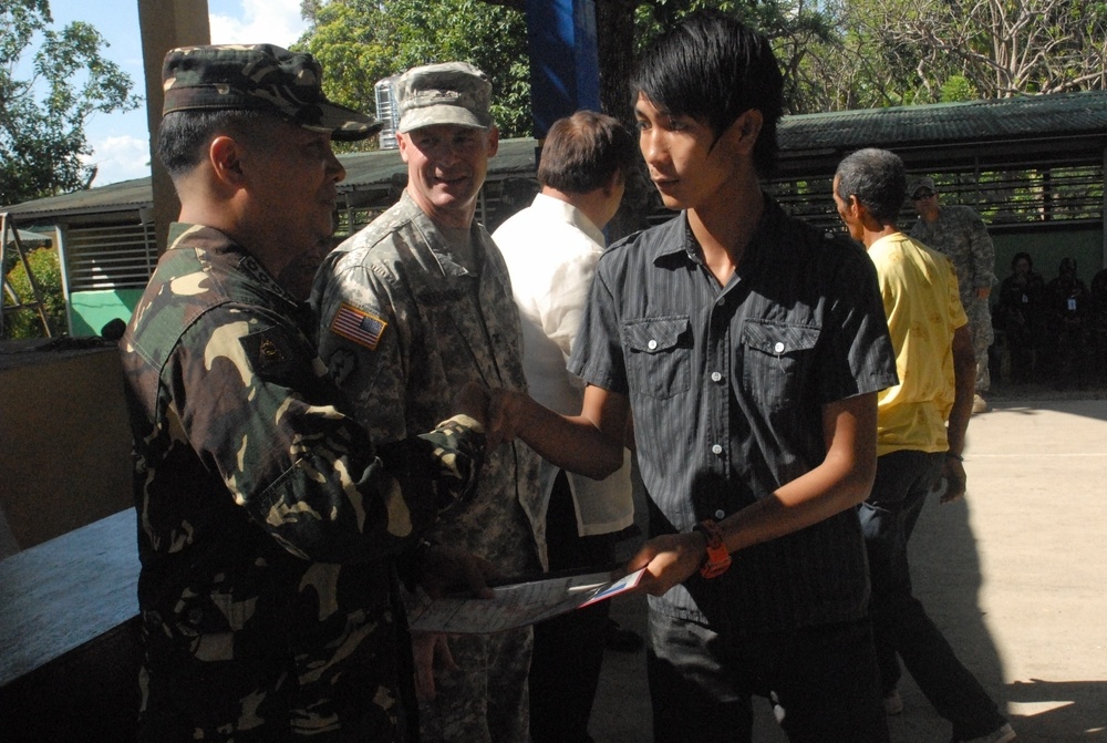 Filipino volunteers learn new trade to build up community