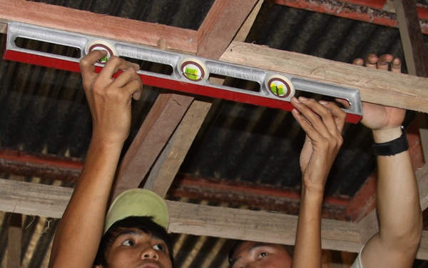 Filipino volunteers learn new trade to build up community