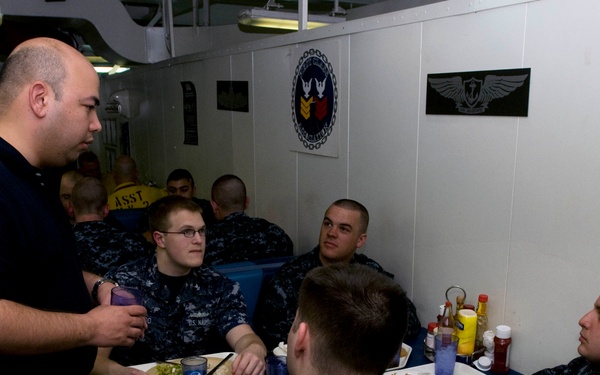 Ohio state rep talks with sailors
