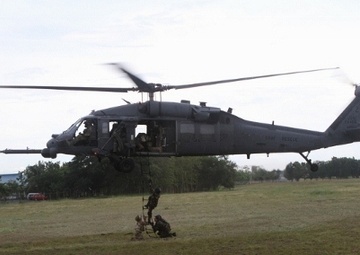 Philippine, US forces rappel through bilateral training