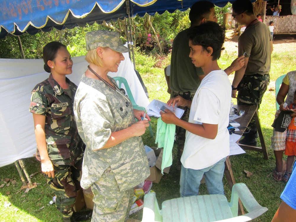 Philippine, US military offer free family practice care during annual exercise