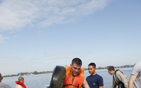 Volunteers 'Splash for Trash'