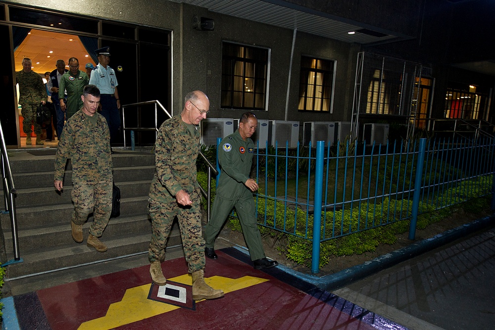 MARFORPAC commander visits Philippine counterparts during Balikatan 2012