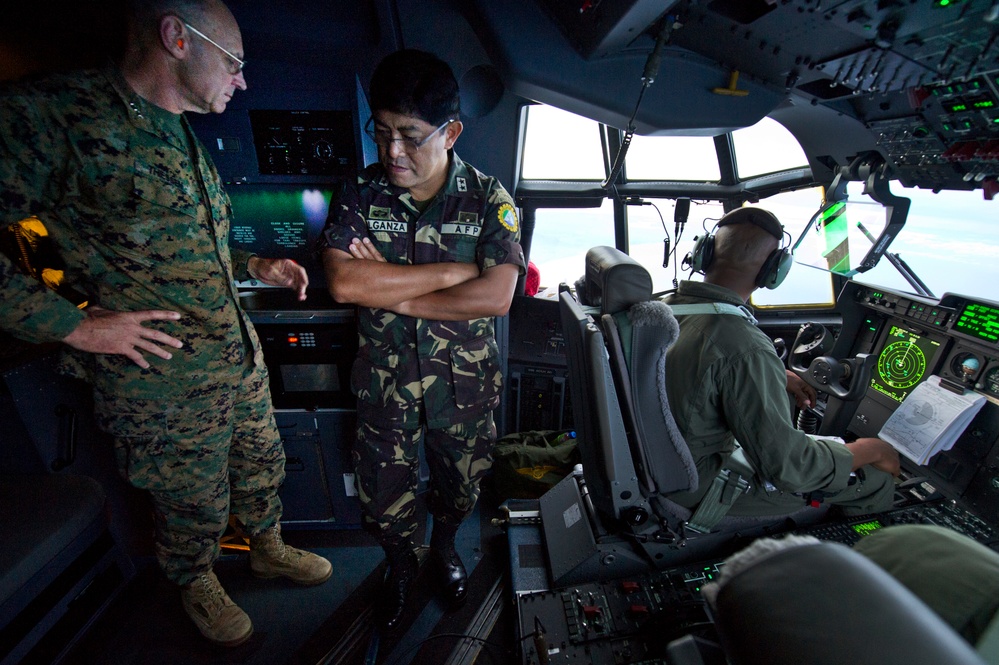 MARFORPAC commander visits Philippine counterparts during Balikatan 2012