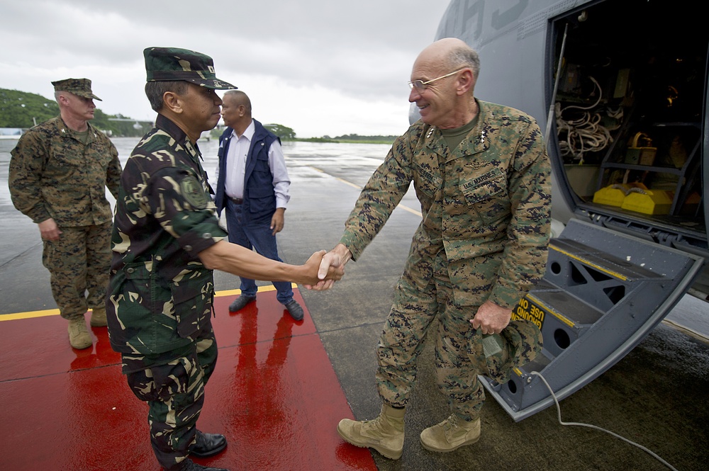 MARFORPAC commander visits Philippine counterparts during Balikatan 2012