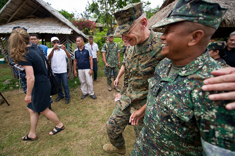 MARFORPAC commander visits Philippine counterparts during Balikatan 2012