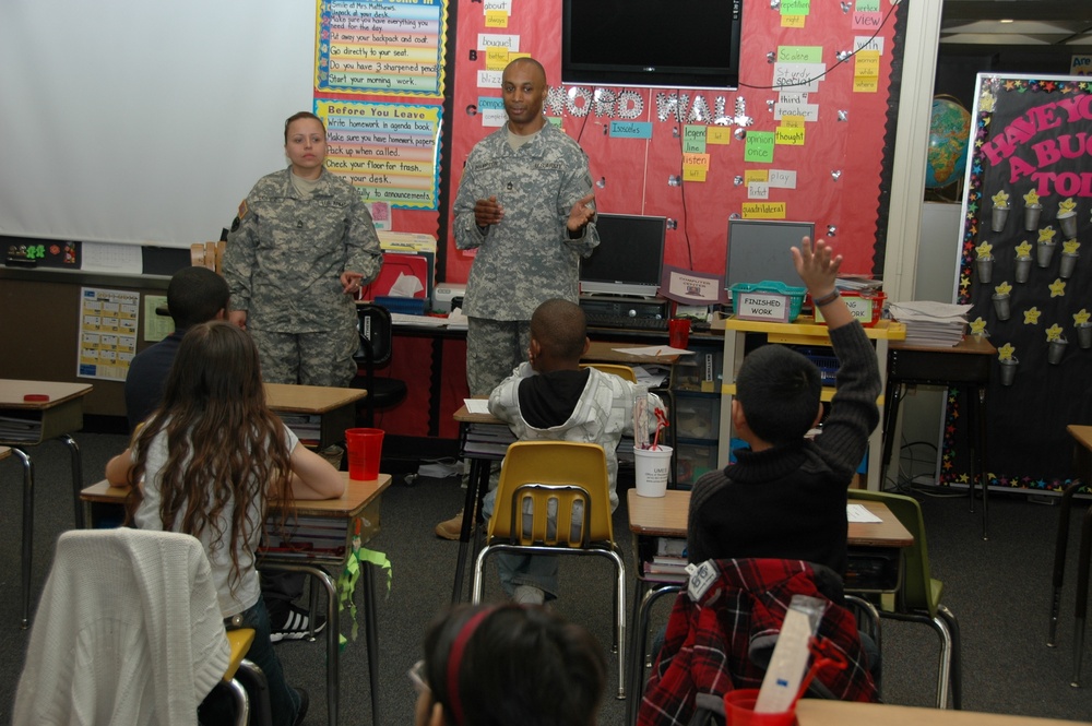 'Real' soldiers share their Army stories with elementary students