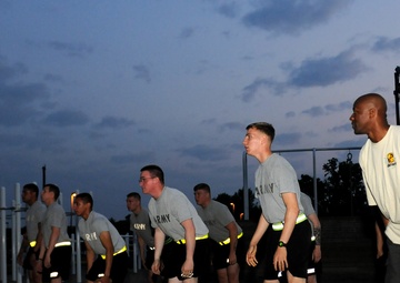 Super Bowl champ visits Fort Knox soldiers