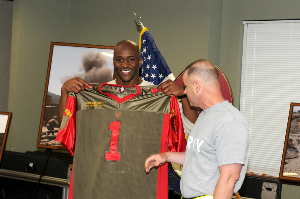 Super Bowl champ visits Fort Knox soldiers