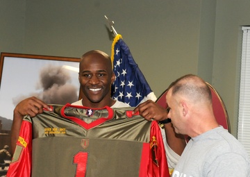 Super Bowl champ visits Fort Knox soldiers