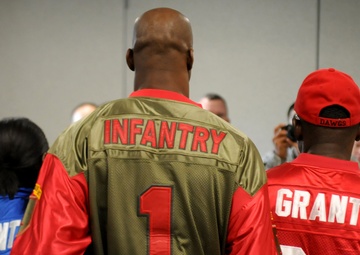 Super Bowl champ visits Fort Knox soldiers