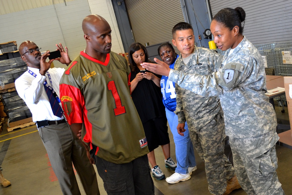 Super Bowl champ visits Fort Knox soldiers