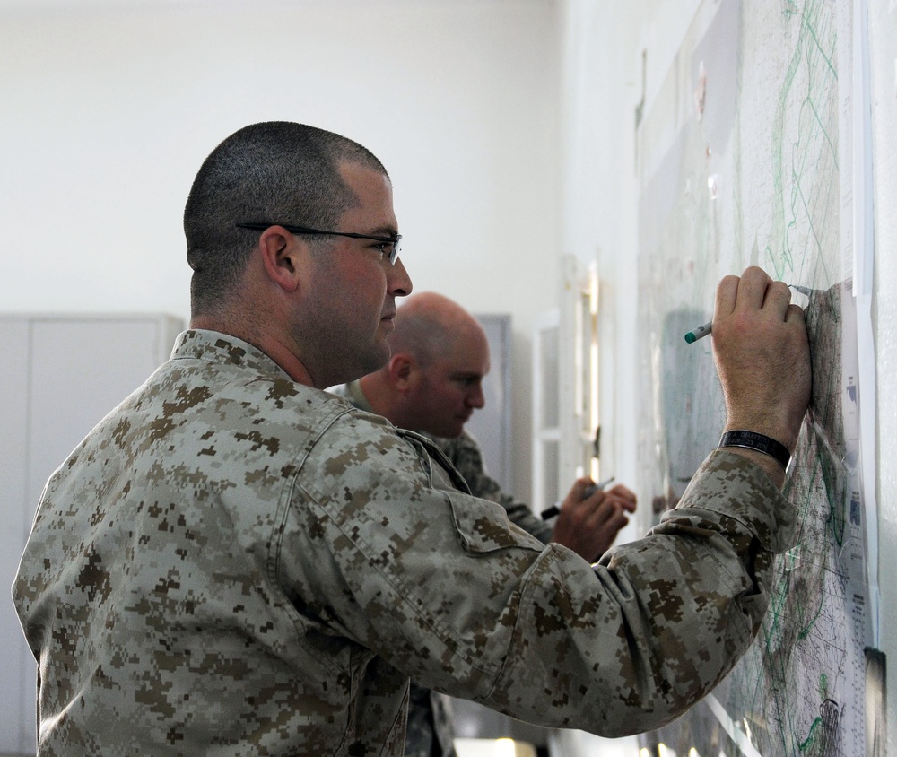 US and Moroccan intel analysts exchange ideas during African Lion 2012