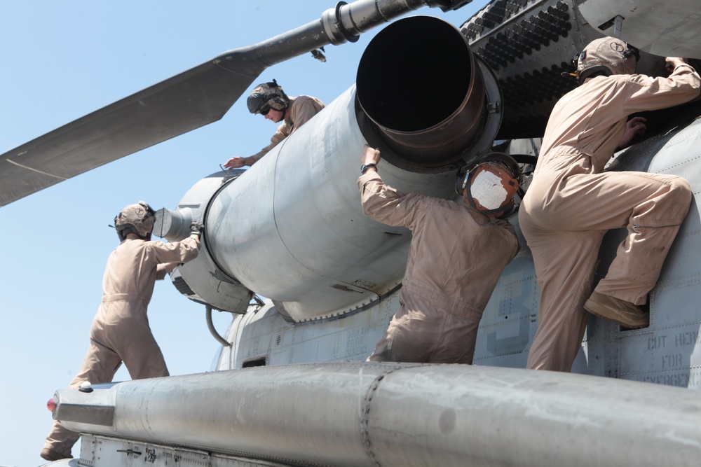 Fighting fire from above: HMH-462 conducts fire bucket training