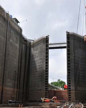 Alabama congressman gets full view of empty Wilson Lock