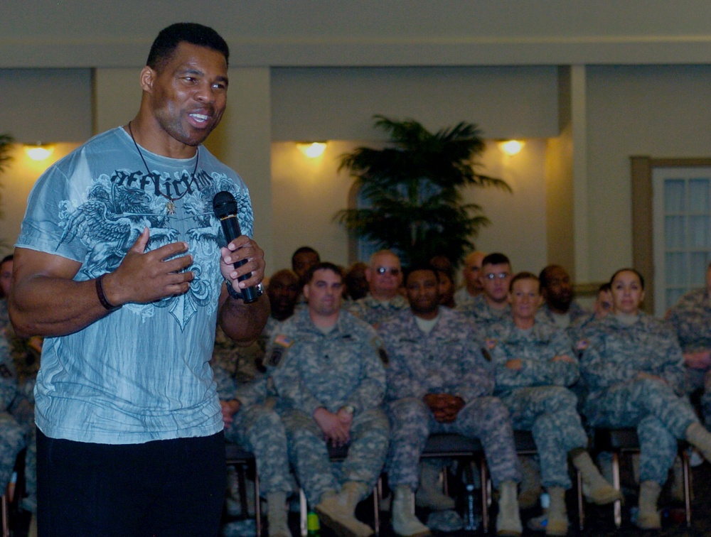 Former Dallas Cowboy shares NFL memories with Fort Hood Wounded Warriors