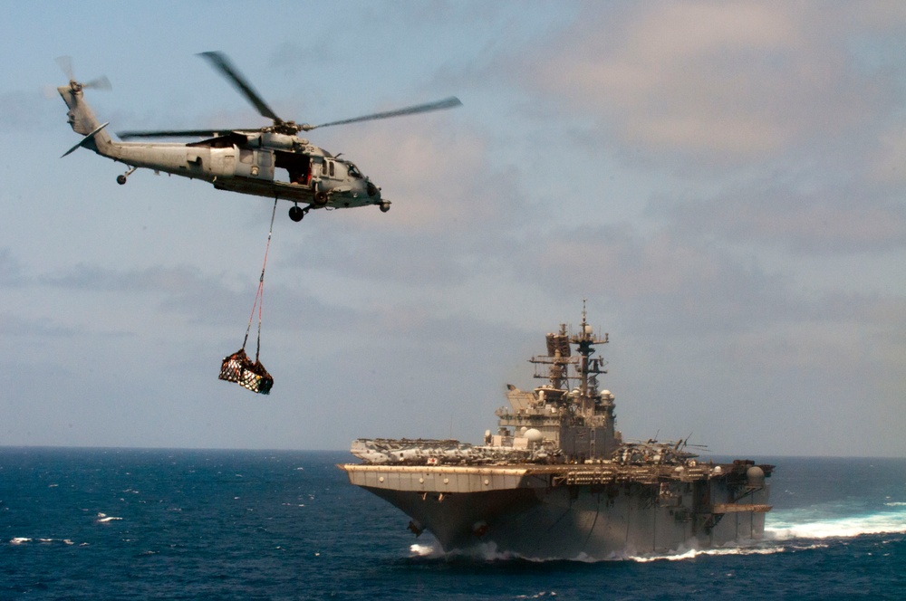 MH-60S Sea Hawk delivers cargo to USS Makin Island