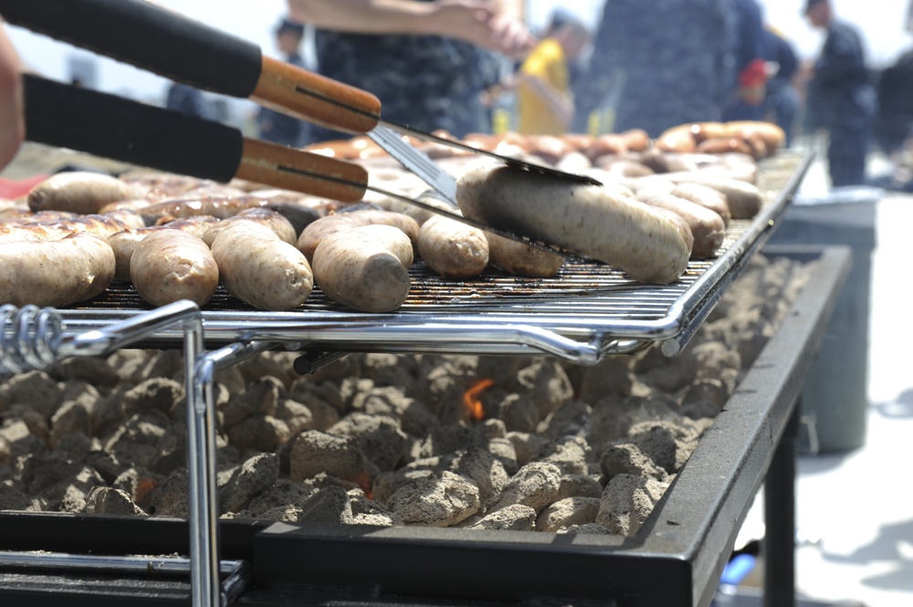 Sailors enjoy pierside picnic in San Diego