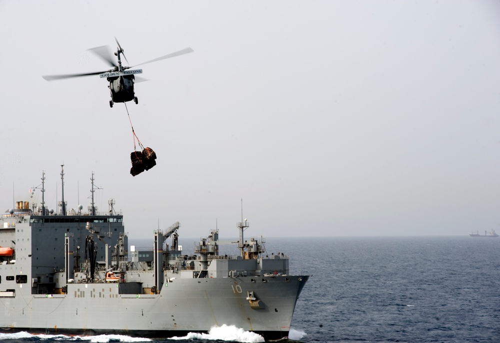 MH-60S Sea Hawk transfers cargo