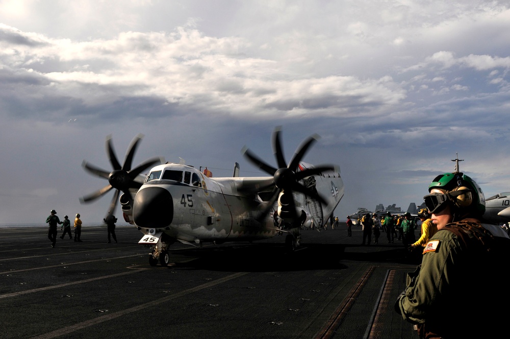 Flight operations aboard USS Carl Vinson
