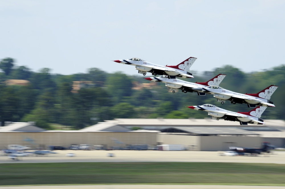 Thunderbirds fly at Shaw Air Expo