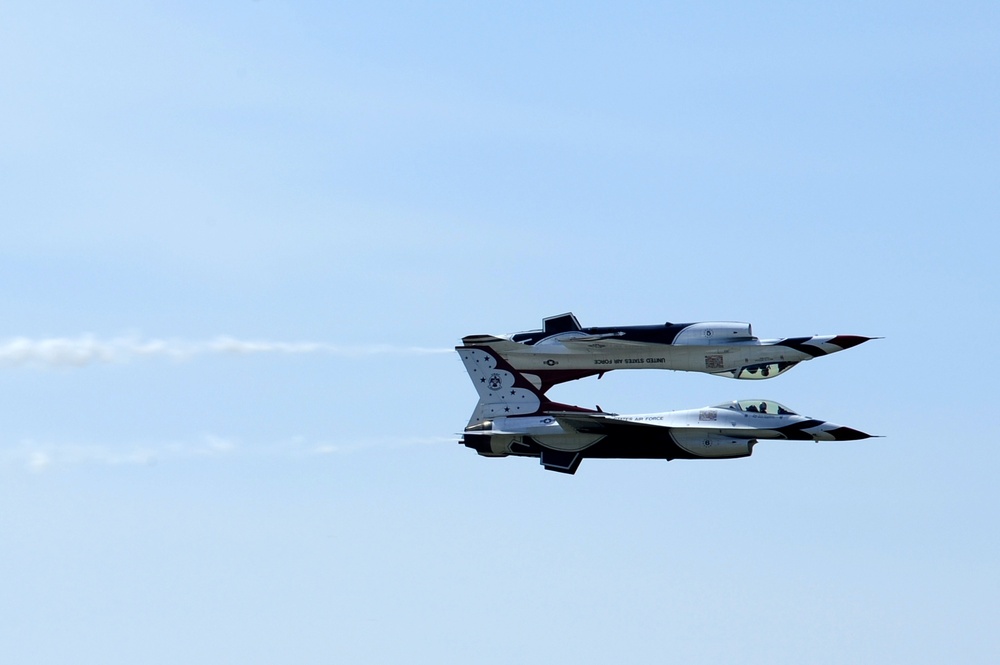 Thunderbirds fly at Shaw Air Expo