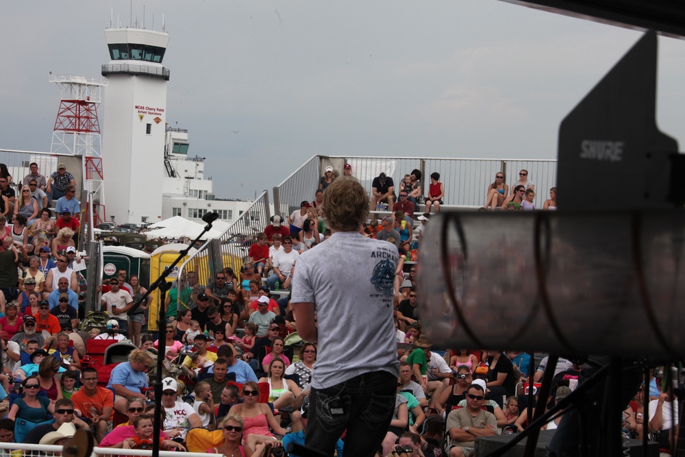 This is for you: Country stars take backseat to air show, hold free concert