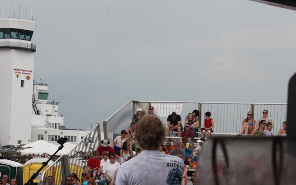 This is for you: Country stars take backseat to air show, hold free concert