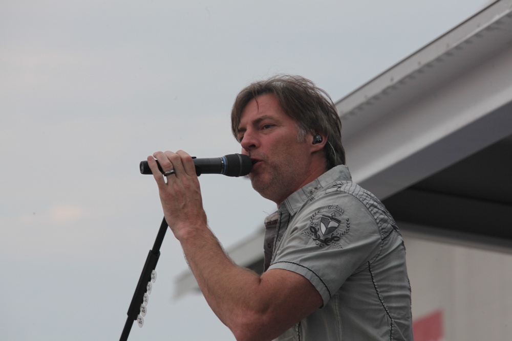 This is for you: Country stars take backseat to air show, hold free concert