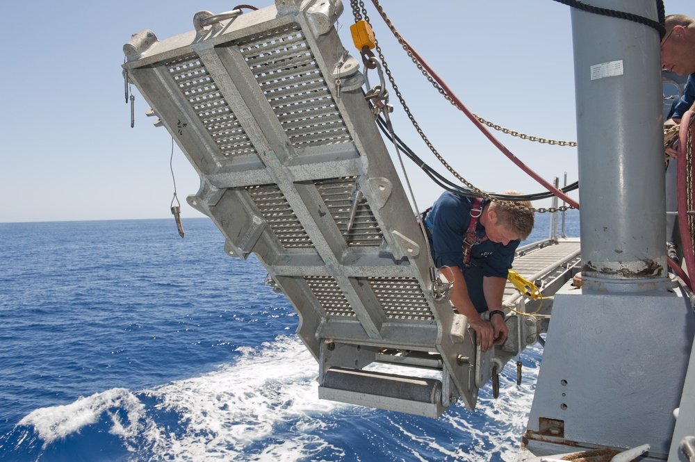 Rigging an accommodation ladder