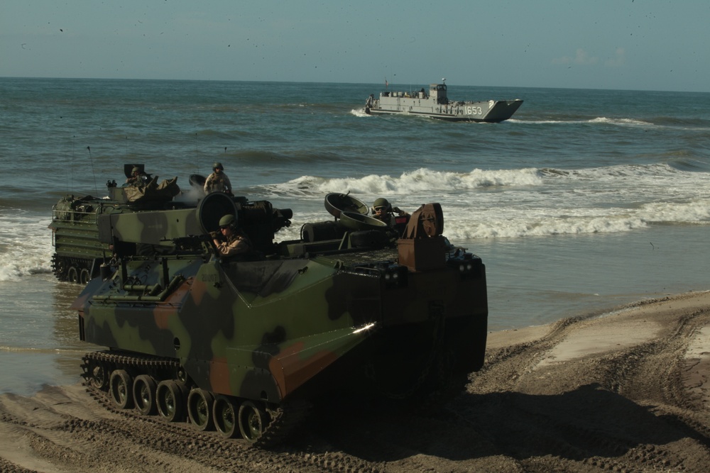 APS-12: Marines get familiar with USS Fort