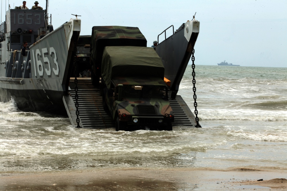 APS-12: Marines get familiar with USS Fort