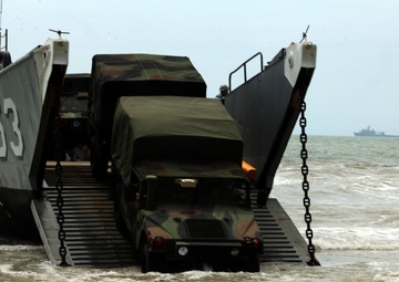 APS-12: Marines get familiar with USS Fort