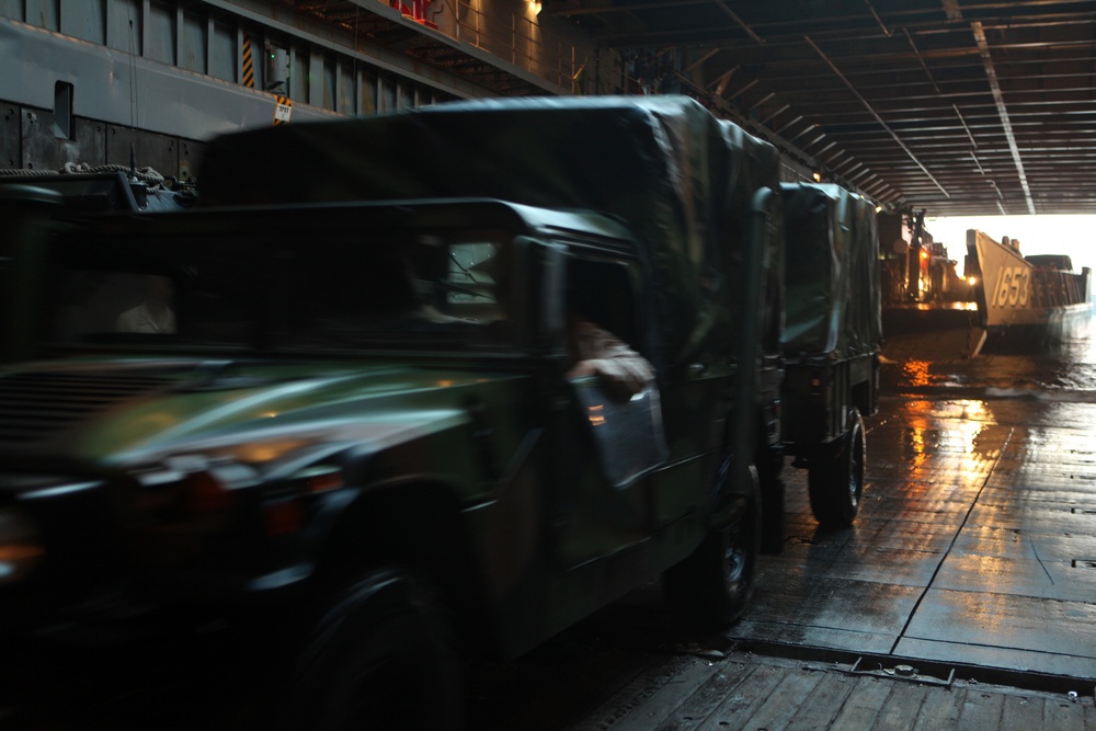 APS-12: Marines get familiar with USS Fort