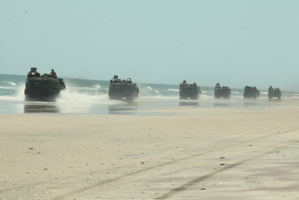 APS-12: Marines get familiar with USS Fort