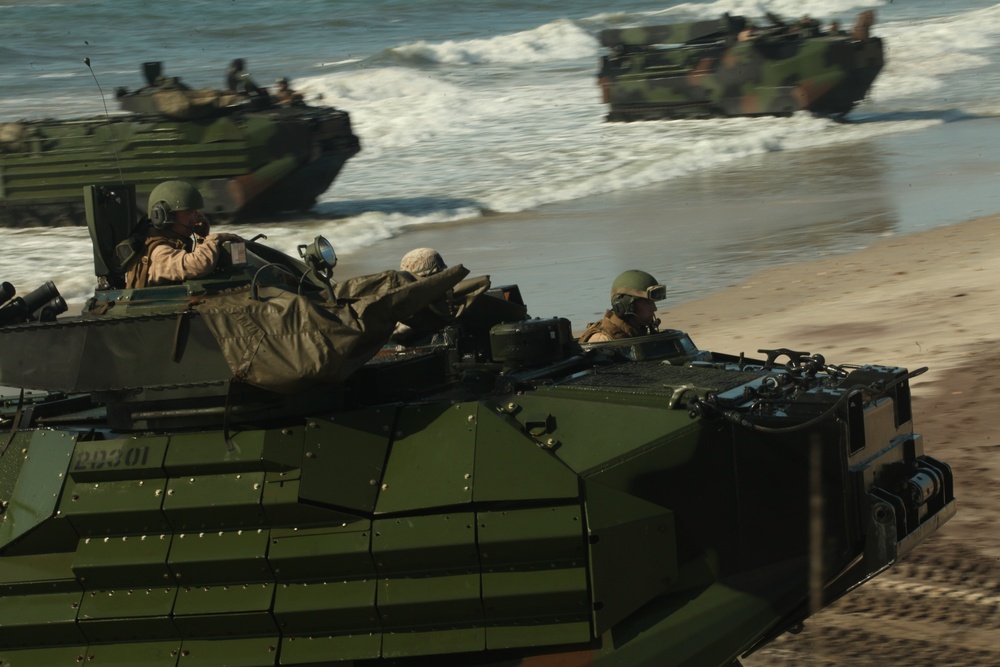 APS-12: Marines get familiar with USS Fort