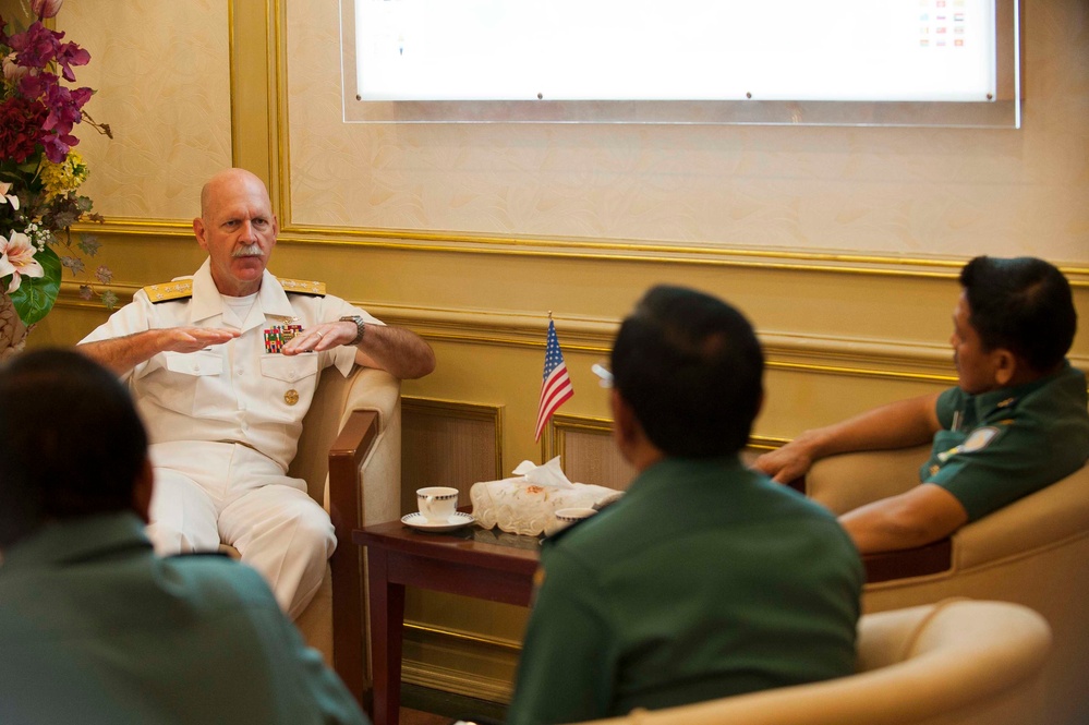 US 7th Fleet commander visits Indonesian navy headquarters and college