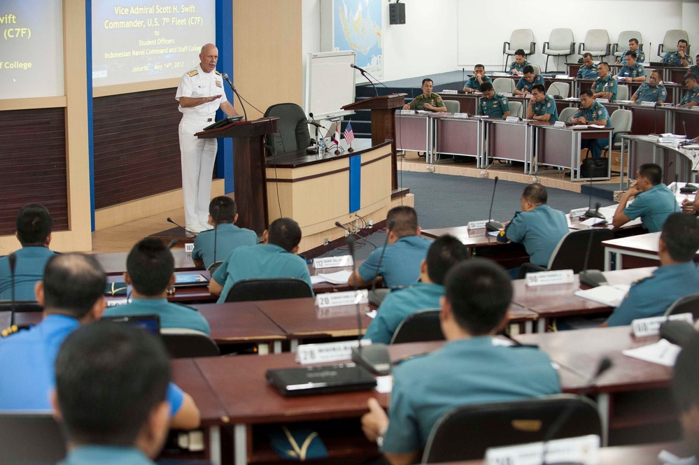 US 7th Fleet commander visits Indonesian navy headquarters and college