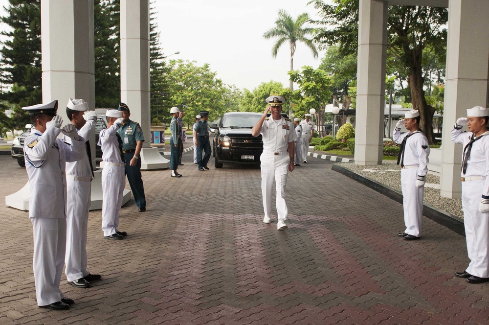 US 7th Fleet commander visits Indonesian navy headquarters and college