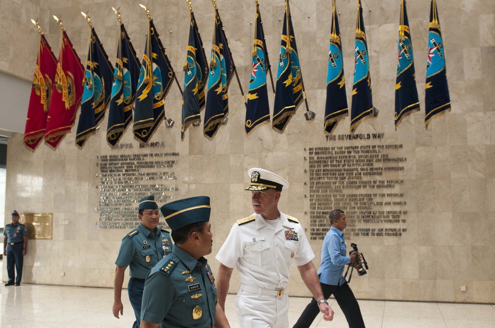 US 7th Fleet commander visits Indonesian navy headquarters and college