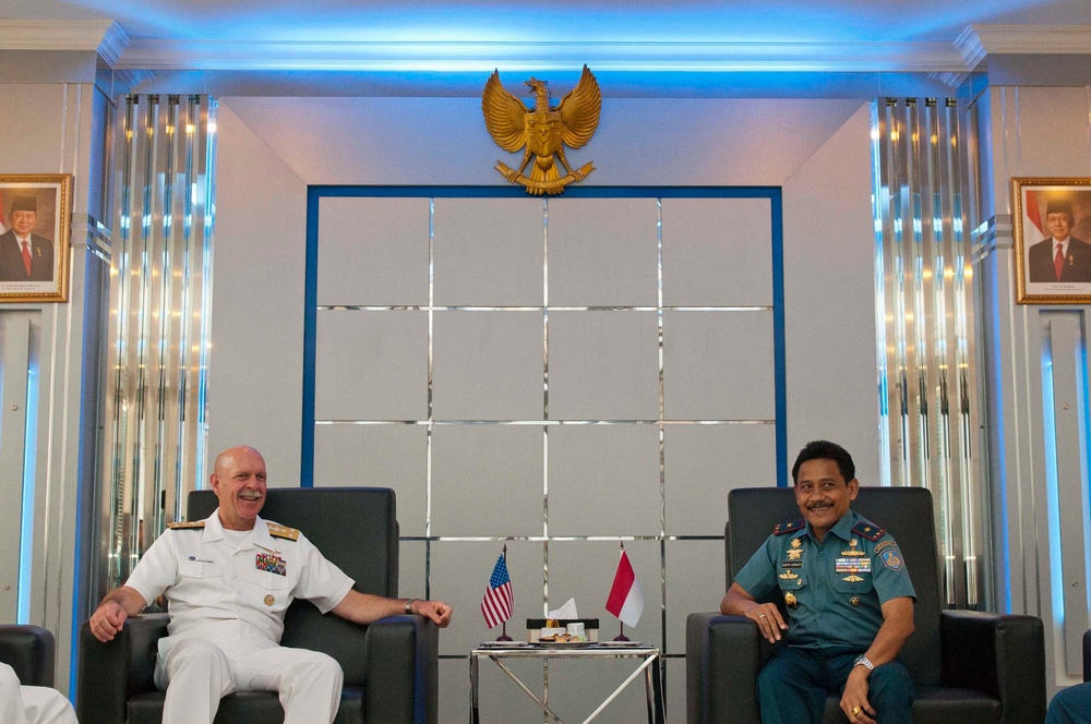 US 7th Fleet commander visits Indonesian navy headquarters and college