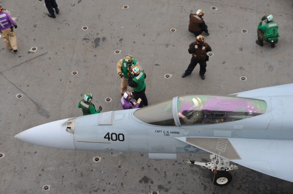 Nimitz continues carrier qualifications and flight operations